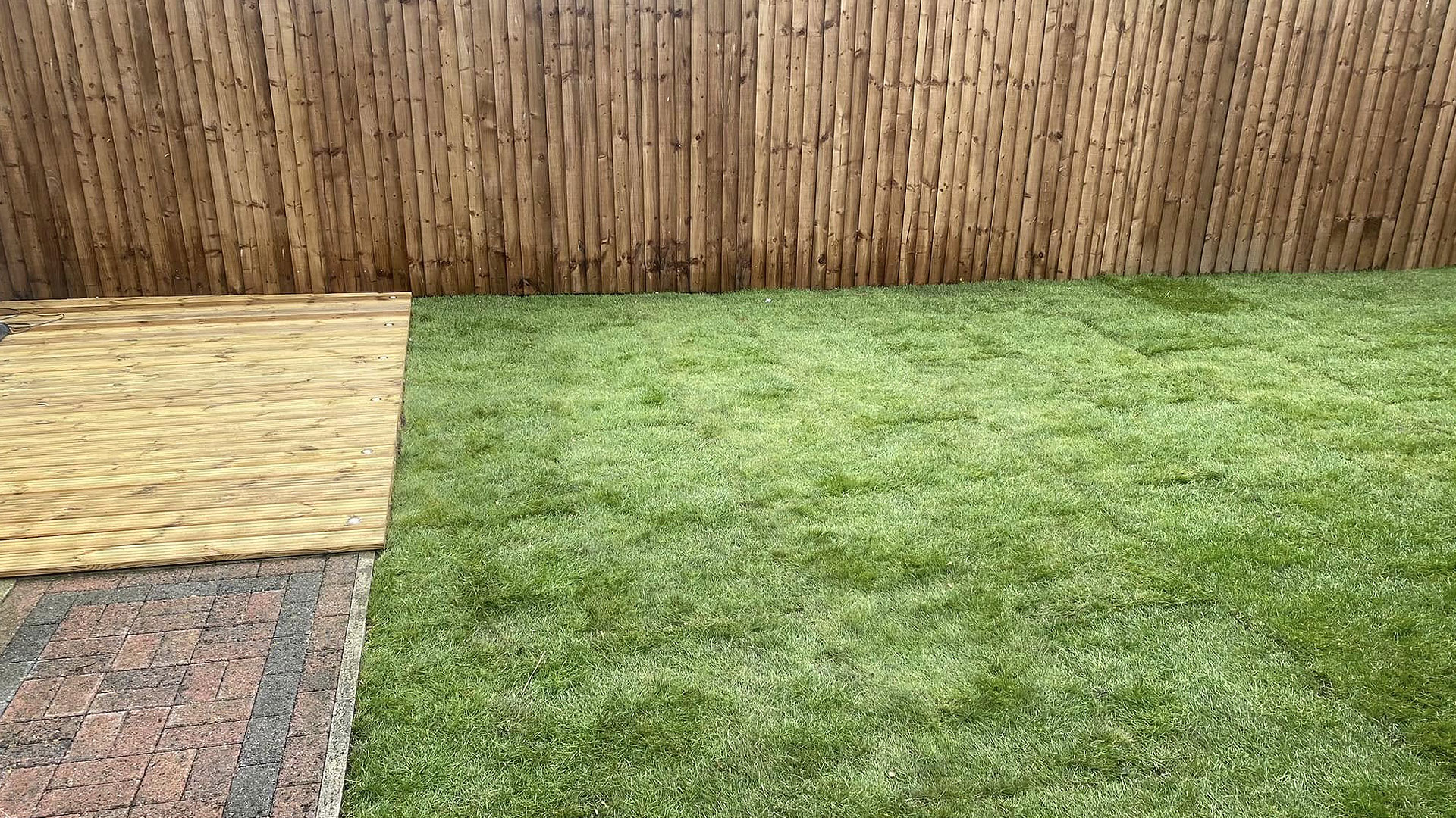  Whether you prefer the feel of natural turf or the convenience of artificial grass, we’ve got the perfect lawn solution for your garden. 